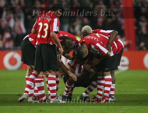 Eindhoven, 20 Februari 2007 Champions Leaguewedstrijd
PSV-FC Arsenal 1e ronde Eindstand 1-0 Seizoen 2006/2007
Edison Mendez heeft in de 63e minuut PSV op 1-0 gebracht en wordt gefeliciteerd door zijn ploeggenoten Alex PSV, Phillip Cocu, Tardelli, Timmy Simons, Arouna Kone en Carlos Salcido , Jan Kromkamp en Manuel Da Costa