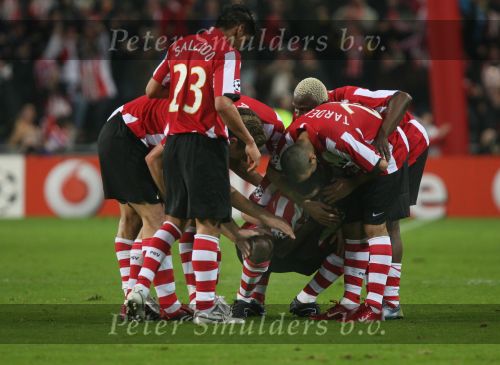 Eindhoven, 20 Februari 2007 Champions Leaguewedstrijd
PSV-FC Arsenal 1e ronde Eindstand 1-0 Seizoen 2006/2007
Edison Mendeze heeft in de 63e minuut PSV op 1-0 gebracht en wordt gefeliciteerd door zijn ploeggenoten Alex PSV, Phillip Cocu, Tardelli, Timmy Simons, Arouna Kone en Carlos Salcido