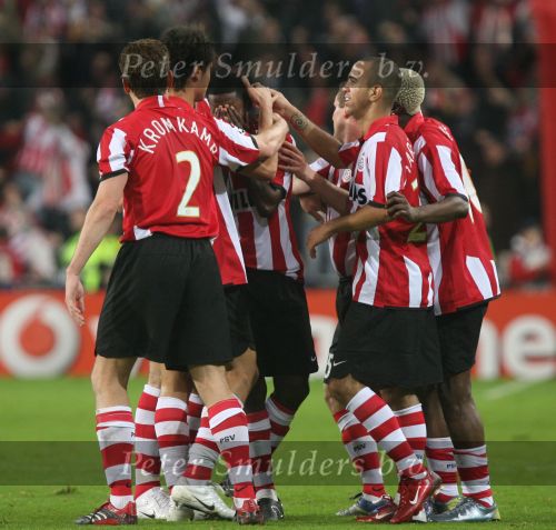Eindhoven, 20 Februari 2007 Champions Leaguewedstrijd
PSV-FC Arsenal 1e ronde Eindstand 1-0 Seizoen 2006/2007
Edison Mendez heeft in de 63e minuut PSV op 1-0 gebracht en wordt gefeliciteerd door zijn ploeggenoten Alex PSV, Phillip Cocu, Tardelli, Timmy Simons, Arouna Kone en Carlos Salcido en Jan Kromkamp