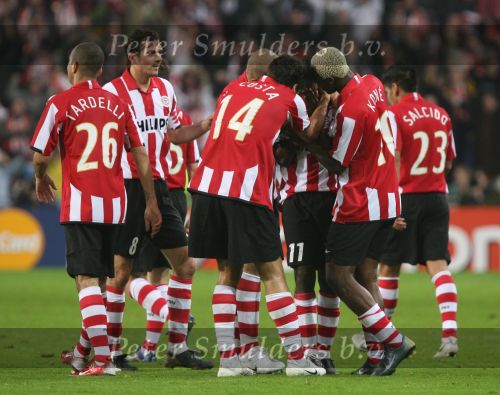 Eindhoven, 20 Februari 2007 Champions Leaguewedstrijd
PSV-FC Arsenal 1e ronde Eindstand 1-0 Seizoen 2006/2007
Edison Mendez heeft in de 63e minuut PSV op 1-0 gebracht en wordt gefeliciteerd door zijn ploeggenoten Alex PSV, Phillip Cocu, Tardelli, Timmy Simons, Arouna Kone en Carlos Salcido , Jan Kromkamp en Manuel Da Costa