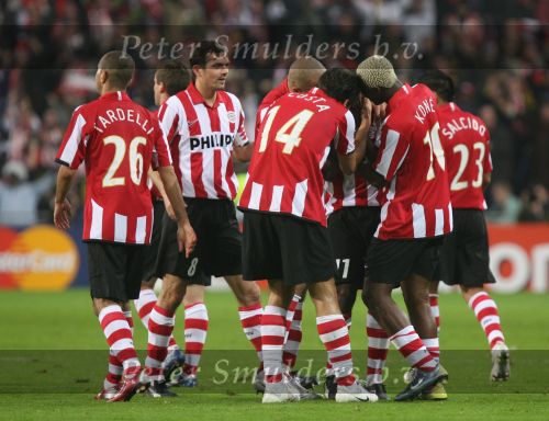Eindhoven, 20 Februari 2007 Champions Leaguewedstrijd
PSV-FC Arsenal 1e ronde Eindstand 1-0 Seizoen 2006/2007
Edison Mendez heeft in de 63e minuut PSV op 1-0 gebracht en wordt gefeliciteerd door zijn ploeggenoten Alex PSV, Phillip Cocu, Tardelli, Timmy Simons, Arouna Kone en Carlos Salcido , Jan Kromkamp en Manuel Da Costa