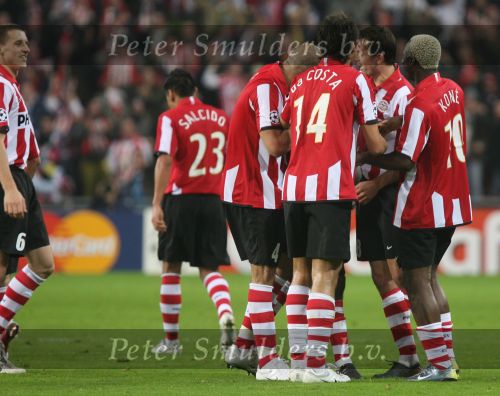 Eindhoven, 20 Februari 2007 Champions Leaguewedstrijd
PSV-FC Arsenal 1e ronde Eindstand 1-0 Seizoen 2006/2007
Edison Mendez heeft in de 63e minuut PSV op 1-0 gebracht en wordt gefeliciteerd door zijn ploeggenoten Alex PSV, Phillip Cocu, Tardelli, Timmy Simons, Arouna Kone en Carlos Salcido