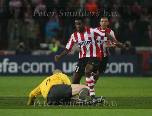 Eindhoven, 20 Februari 2007 Champions Leaguewedstrijd
PSV-FC Arsenal 1e ronde Eindstand 1-0 Seizoen 2006/2007
Edison Mendez in duel met Philippe Senderos op achtergrond Diego Tardelli