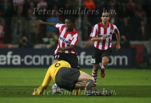 Eindhoven, 20 Februari 2007 Champions Leaguewedstrijd
PSV-FC Arsenal 1e ronde Eindstand 1-0 Seizoen 2006/2007
Edison Mendez in duel met Philippe Senderos op achtergrond Tardelli