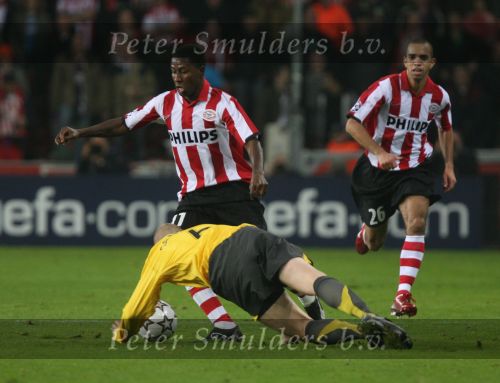 Eindhoven, 20 Februari 2007 Champions Leaguewedstrijd
PSV-FC Arsenal 1e ronde Eindstand 1-0 Seizoen 2006/2007
Edison Mendez in duel met Philippe Senderos