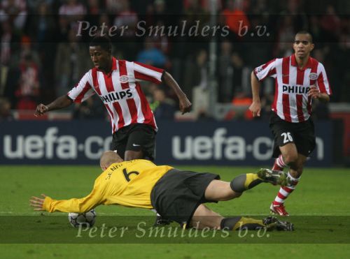 Eindhoven, 20 Februari 2007 Champions Leaguewedstrijd
PSV-FC Arsenal 1e ronde Eindstand 1-0 Seizoen 2006/2007
Edison Mendez in duel met Philippe Senderos op achtergrond Diego Tardelli