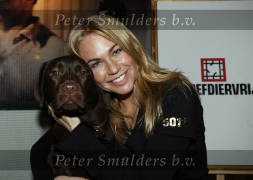 Amsterdam 31 januari 2007
Ellemieke vermolen met haar hond mrs Bo bij presentatie hondenpenning tegen dier proeven.
