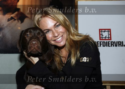 Amsterdam 31 januari 2007
Ellemieke vermolen met haar hond mrs Bo bij presentatie hondenpenning tegen dier proeven.