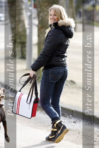 Amsterdam 31 januari 2007
Ellemieke vermolen met haar hond mrs Bo bij presentatie hondenpenning tegen dier proeven.