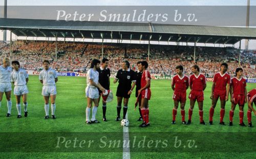 Stuttgart, 25 Mei 1988
Finale Europacup I PSV-Benfica, eindstand 0-0 en PSV wint na de verlenging met strafschoppen
Op de foto de beide aanvoerders, Erik Gerets, Berry v Aerle, Ronald Koeman en Gerald Vanenburg