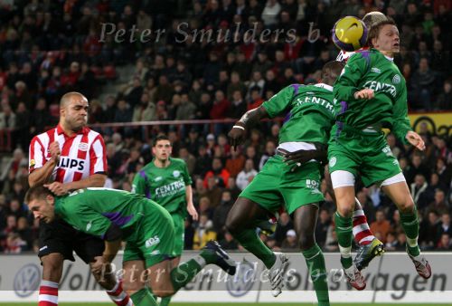Eindhoven, 24 Februari 2007 Kompetitiewedstrijd PSV-FC Groningen, eindstand 1-0 Seizoen 2006/2007
Erik Nevland en Gibril Sankoh in duel met Arouna Kone
Links Alex PSV in duel met Evgeniy Levchenko