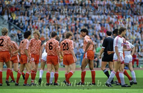 Munchen, 25 Juni 1988 Finale Europees Kampioenschap 1988
Nederland-Rusland met een eindstand van 2-0
Muurtje met v.l.n.r.: Adri v Tiggelen, Gerald Vanenburg, Erwin Koeman, Berry v Aerle, Jan Wouters, Frank Rijkaard en Ruud Gullit