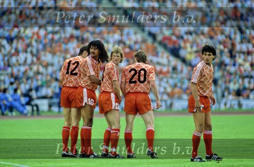 Munchen, 25 Juni 1988 Finale Europees Kampioenschap 1988
Nederland-Rusland met een eindstand van 2-0
Muurtje met Erwin Koeman, Jan Wouters, Ruud Gullit, Gerald Vanenburg en Marco v Basten