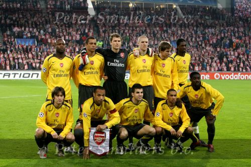 Eindhoven, 20 Februari 2007 Champions Leaguewedstrijd
PSV-FC Arsenal 1e ronde Eindstand 1-0 Seizoen 2006/2007
Elftal van Arsenal met v.l.n.r.: William Gallas, Gilberto, Jens Lehman, Philippe Senderos, Alexander Hleb en Emmanuel Adebayor.
Gehurkt v.l.n.r.: Tomas Rosicky, Thierry Henry, Francesca Fabregas, Gael Clichy en Kolo Toure
