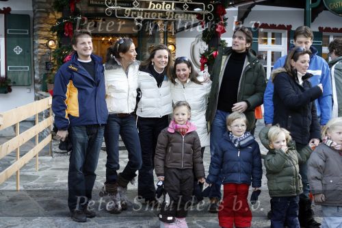 Bad Gastein 13 januari 2007
Pieter v Vollenhoven en Prinses Margriet op vakantie met Prins Maurits Prinses Marilene Prinses Anna Prins Lucas Prins Bernhard jr Prinses Annete Prinses Isablle Prins Sam Prins Pieter Christiaan Prinses Anita Prins Floris en Prinses Aimee vanwege hun 40 jarig huwelijk.