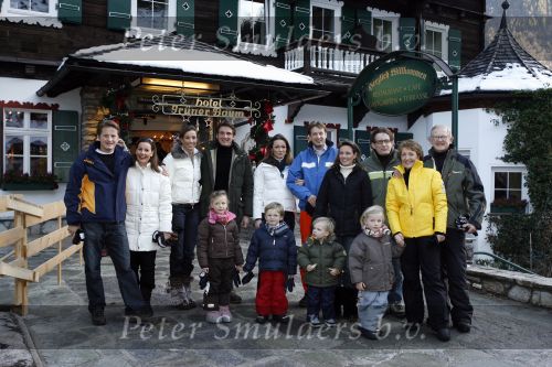 Bad Gastein 13 januari 2007
Pieter v Vollenhoven en Prinses Margriet op vakantie met Prins Maurits Prinses Marilene Prinses Anna Prins Lucas Prins Bernhard jr Prinses Annete Prinses Isablle Prins Sam Prins Pieter Christiaan Prinses Anita Prins Floris en Prinses Aimee vanwege hun 40 jarig huwelijk.