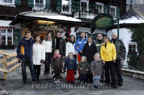 Bad Gastein 13 januari 2007
Pieter v Vollenhoven en Prinses Margriet op vakantie met Prins Maurits Prinses Marilene Prinses Anna Prins Lucas Prins Bernhard jr Prinses Annete Prinses Isablle Prins Sam Prins Pieter Christiaan Prinses Anita Prins Floris en Prinses Aimee vanwege hun 40 jarig huwelijk.