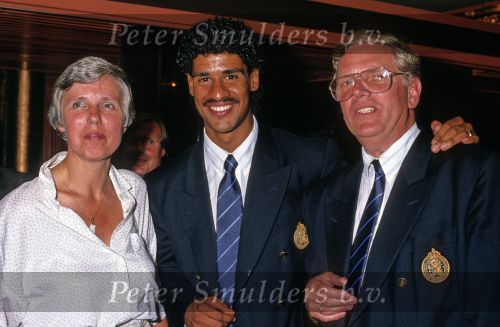 Munchen, 25 Juni 1988 Finale Europees Kampioenschap 1988
Nederland-Rusland met een eindstand van 2-0
Frank Rijkaard bij het feest t.g.v. Het Europees Kampioenschap samen met Dr. Kessel en zijn vrouw
EK 1988