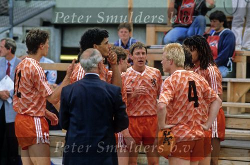Munchen, 25 Juni 1988 Finale Europees Kampioenschap 1988
Nederland-Rusland met een eindstand van 2-0
Blijdschap met het behalen van het Europees Kampioenschap met o.a. Frank Rijkaard, Marco v Basten, Arnold Muhren, Ronald Koeman, Hans v Breukelen, Jan Wouters, Ruud Gullit, Adri v Tiggelen, Monne de Wit,