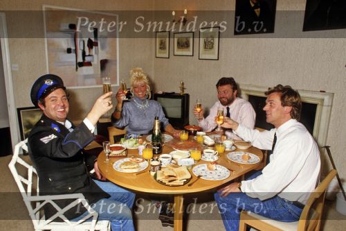 London 1986
Vanessa ( Connie Breukhoven ) met haar inmiddels overleden mamanger Frits Hirschland en ex-man van Caroline Tensen, Frank Wisse bij een echt engels ontbijt.