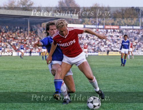 Den Bosch, 1982
PSV speler Frans v Rooij tijdens een vriendschappelijk duel FC Den Bosch-PSV, eindstand 0-2