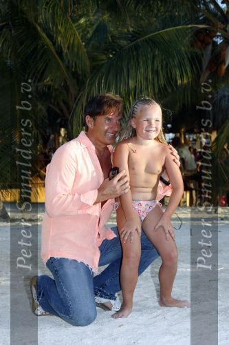 Curacao 7 januari 2007
Gerard Joling met zijn moeder op vakantie op curacao.