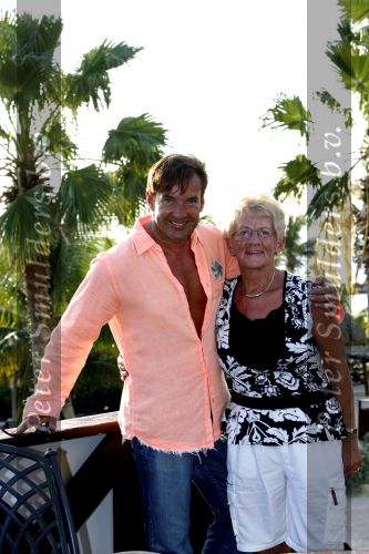 Curacao 7 januari 2007
Gerard Joling met zijn moeder op vakantie op curacao.
