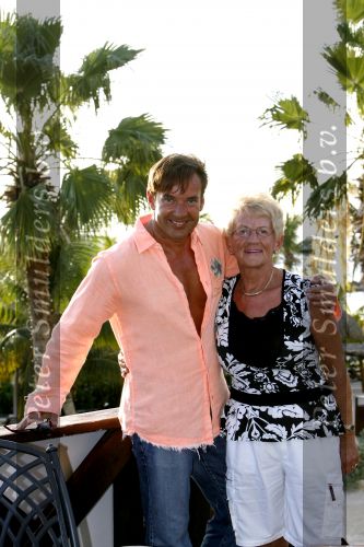 Curacao 7 januari 2007
Gerard Joling met zijn moeder op vakantie op curacao.
