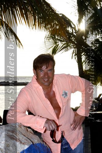 Curacao 7 januari 2007
Gerard Joling met zijn moeder op vakantie op curacao.