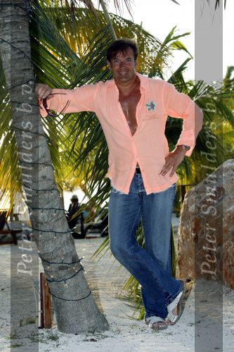 Curacao 7 januari 2007
Gerard Joling met zijn moeder op vakantie op curacao.