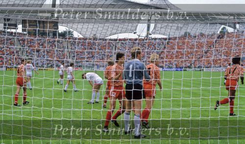Munchen, 25 Juni 1988 Finale Europees Kampioenschap 1988
Nederland-Rusland met een eindstand van 2-0
Hans v Breukelen heeft de penalty gestopt en wordt gefeliciteerd door Marco v Basten Ronald Koeman
EK 1988