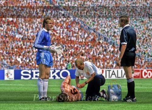Munchen, 25 Juni 1988 Finale Europees Kampioenschap 1988
Nederland-Rusland met een eindstand van 2-0
Hans v Breukelen in gesprek met de scheidsrechter.
Op de grond ligt Berry v Aerle verzorger Monne de Wit
EK 1988