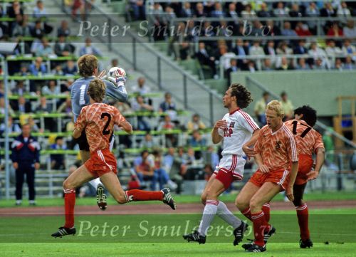 Munchen, 25 Juni 1988 Finale Europees Kampioenschap 1988
Nederland-Rusland met een eindstand van 2-0
Hans v Breukelen in aktie. Verder op de foto
Ronald Koeman, Adri v Tiggelen, en Frank Rijkaard