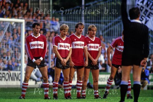 1986 Muurtje van PSV-ers met v.l.n.r. Huub Stevens, Hallvar Thoresen, Rene v d Gijp, Ton Lokhof en en de net onzichtbare Willy v d Kerkhof