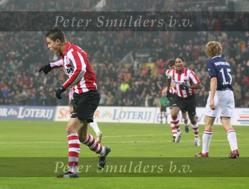 Eindhoven, 23 December 2006 Kompetitiewedstrijd PSV-Willem II, eindstand 4-0 Seizoen 2006/2007
Ibrahim Afellay heeft door een mooie hakbal van Patrick Kluivert 1-0 weten te scoren
Foto: Ronald Otter