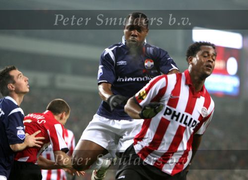 Eindhoven, 23 December 2006 Kompetitiewedstrijd PSV-Willem II, eindstand 4-0 Sezieon 2006/2007
Ibrahim Kargbo in duel met Patrick Kluivert