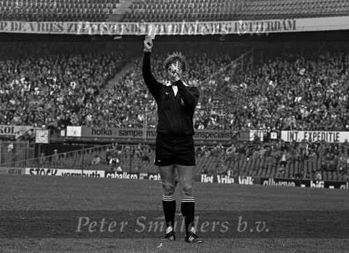 Rotterdam, 1983
Scheidsrechter Ignace v Swieten toont een gele kaart
