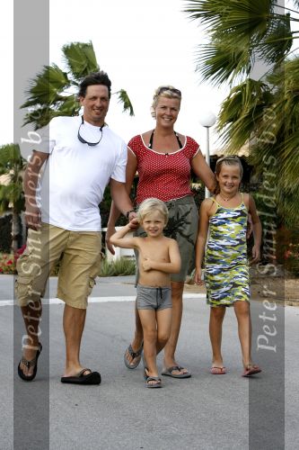 Curacao 3 januari 2006
Irene Moors met haar man Barry en kinderen op vakantie bij Papagayo.