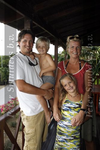 Curacao 3 januari 2006
Irene Moors met haar man Barry en kinderen op vakantie bij Papagayo.
Peter Smulders bv