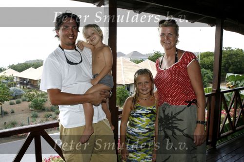 Curacao 3 januari 2006
Irene Moors met haar man Barry en kinderen op vakantie bij Papagayo.