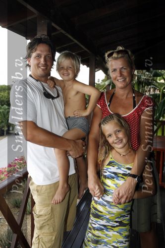 Curacao 3 januari 2006
Irene Moors met haar man Barry en kinderen op vakantie bij Papagayo.