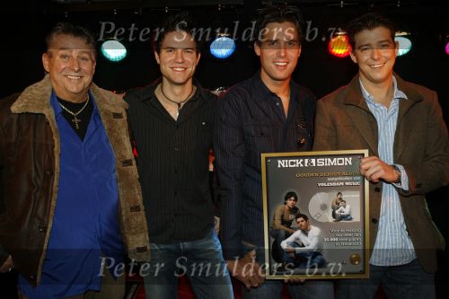 Volendam 18 januari 2007
Nick en Simon met Jaap en Aloys Buys met gouden cd.