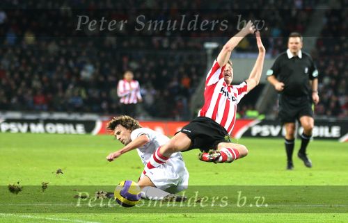 Eindhoven, 15 December 2006 Kompetitiewedstrijd PSV-Heracles, eindstand 3-0 Seizoen 2006/2007
Rob Maas in duel met Jan Kromkamp
Foto: Ronald Otter