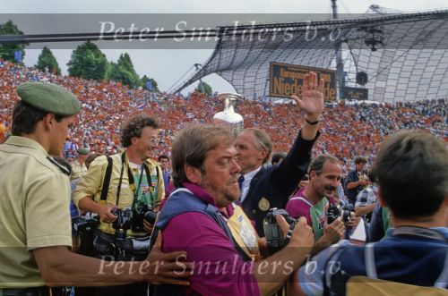 Munchen, 25 Juni 1988 Finale Europees Kampioenschap 1988
Nederland-Rusland met een eindstand van 2-0
Blijdschap met het behalen van het Europees Kampioenschap met o.a. Rinus michels,
Op de voorgrond fotograaf Jan Stappenbeld
EK 1988