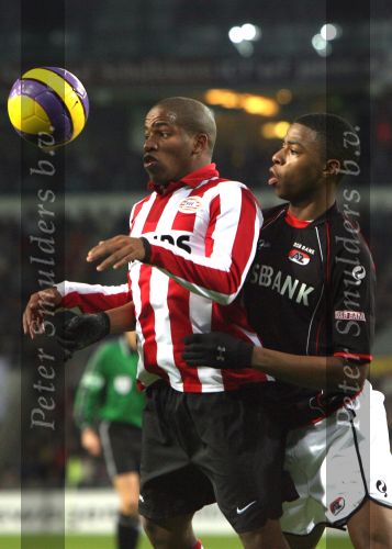 Eindhoven, Kompetitiewedstrijd PSV-AZ, eindstand 2-3
Seizoen 2006/2007
Jefferson Farfan in duel met Ryan Donk