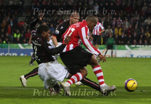 Eindhoven, Kompetitiewedstrijd PSV-AZ, eindstand 2-3
Seizoen 2006/2007
Jefferson Farfan in duel met Kew Jaliens