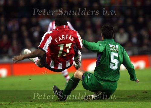 Eindhoven, 24 Februari 2007 Kompetitiewedstrijd PSV-FC Groningen, eindstand 1-0 Seizoen 2006/2007
Jefferson Farfan wordt onderuit gehaald door Antoine v d Linden