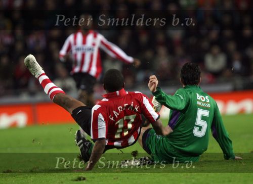 Eindhoven, 24 Februari 2007 Kompetitiewedstrijd PSV-FC Groningen, eindstand 1-0 Seizoen 2006/2007
Jefferson Farfan wordt onderuit gehaald door Antoine v d Linden