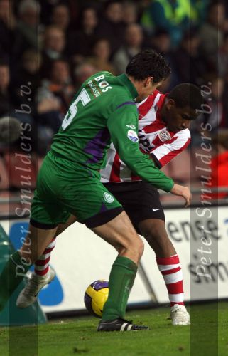 Eindhoven, 24 Februari 2007 Kompetitiewedstrijd PSV-FC Groningen, eindstand 1-0 Seizoen 2006/2007
Jefferson Farfan in duel met Antoine v d Linden