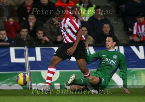 Eindhoven, 24 Februari 2007 Kompetitiewedstrijd PSV-FC Groningen, eindstand 1-0 Seizoen 2006/2007
Jefferson Farfan in duel met Antoine v d Linden